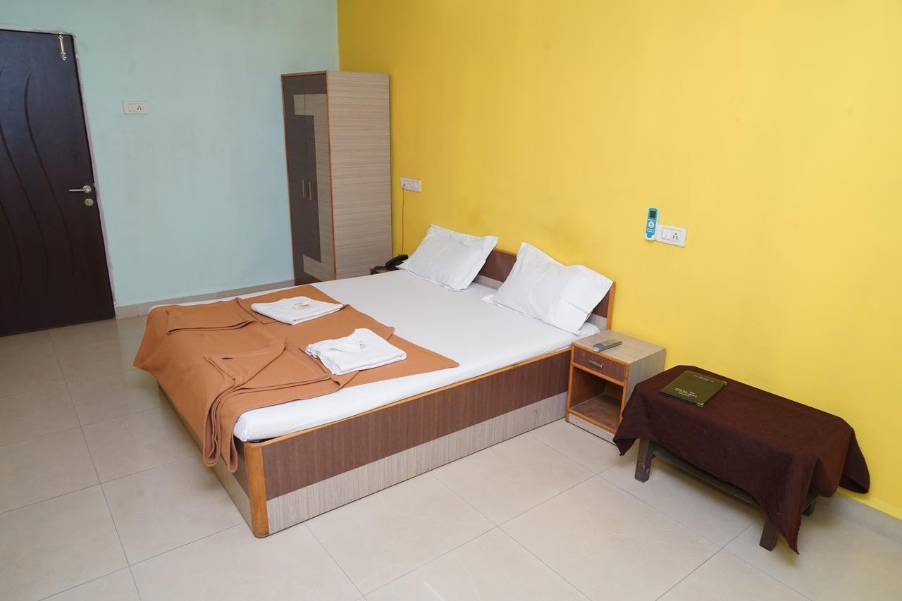 Hotel Umesh Даман Экстерьер фото