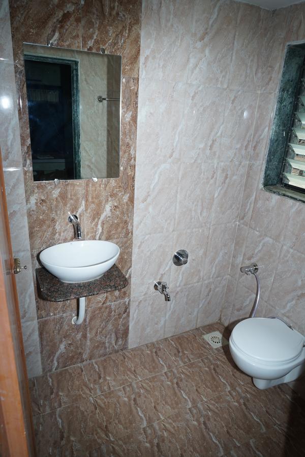 Hotel Umesh Даман Экстерьер фото