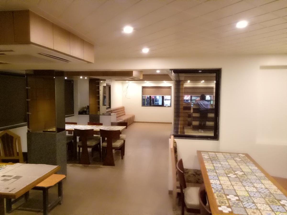 Hotel Umesh Даман Экстерьер фото