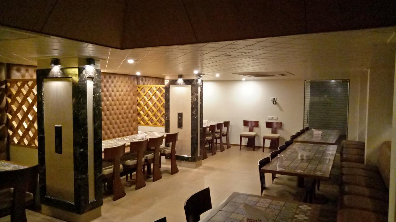 Hotel Umesh Даман Экстерьер фото