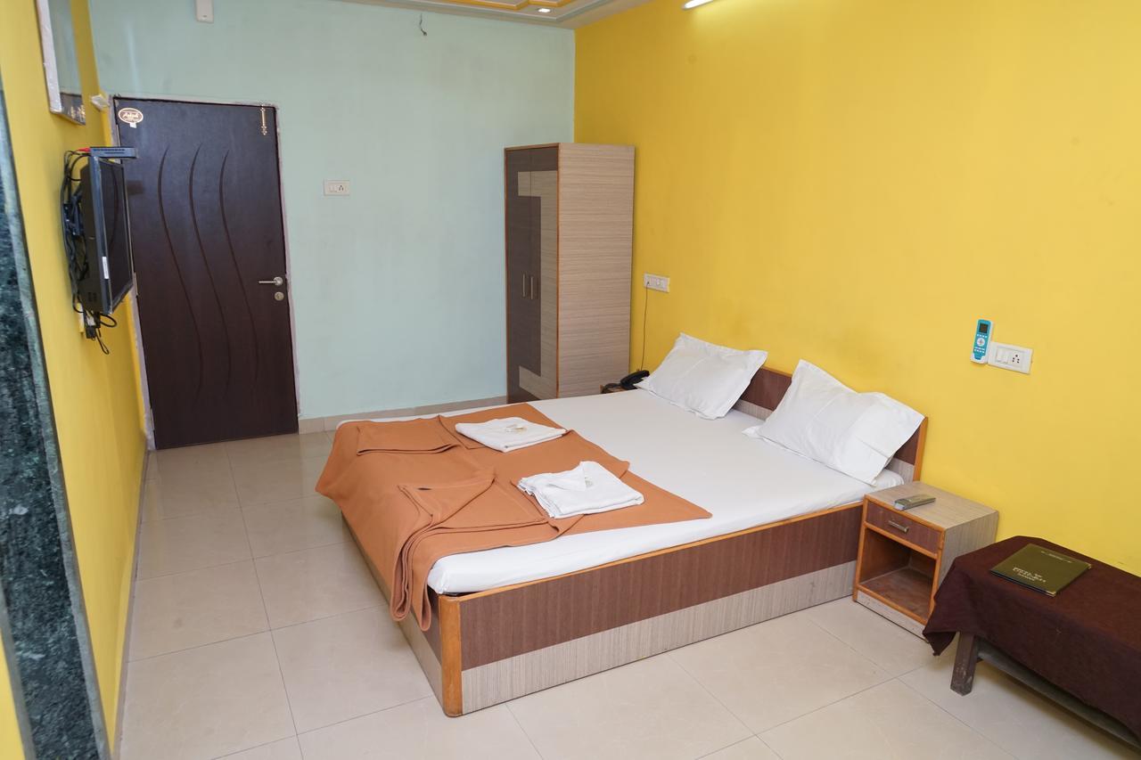 Hotel Umesh Даман Экстерьер фото